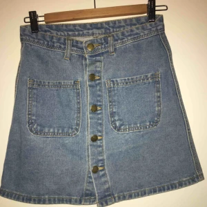  - En jätte fin jeanskjol som jag ej kan andvända då den är för liten! Har köpt den här på plick! Hör gärna av er vid frågor! 