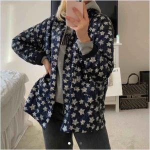  - Skitsnygg paljettjacka från Zara som inte finns att köpa på hemsidan längre🌟säljer den för jag behöver pengarna hihi💞(lånad bild)