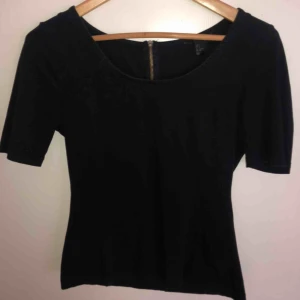  - Figursydd tröja med trekvartslånga ärmar, dragkedja på ryggen 