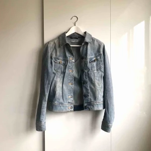 Lee jeansjacka - #LEE ljus jeansjacka. Knappt använt. Köparen betalar porto. Storlek S. 