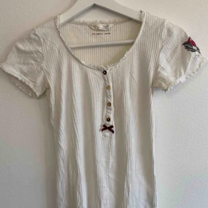  - Gullig Odd Molly top i storlek 0 (XS) lite sliten på trycket på armen