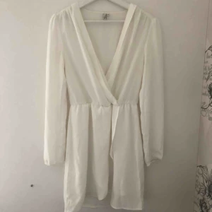  - Långärmad skolavslutningsklänning från nelly. Fint skick. Köparen står för frakt💙