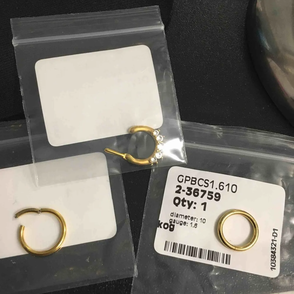 Säljer oanvända septum piercingar. Guld platerade med kirurgiskt stål. Alla är 1,6mm tjocka, i höjd är de 10 mm varav en utav de runda är 12mm på höjden. En för 50 kr eller alla tre för 130 kr! . Accessoarer.