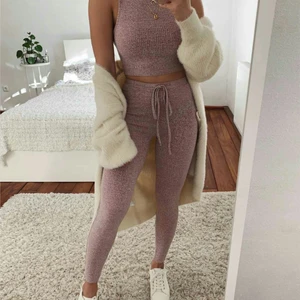 Mjukis - Jätte skönt litet kit! Med både tröja och byxor är du bara intresserad av byxorna eller tvärtom är det okej! Typ aldrig andvänd och väldigt bra skick! Dem är i S men sitter tight!