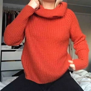  - Tro det eller ej, den mysigaste tröjan ni stött på är till salu. Jättefin roströd färg och stor krage. Frakt tillkommer, möts upp i Umeå annars.