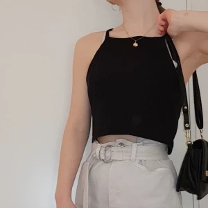 Croptop - Croppat linne från H&M nästan helt oanvänt. Snyggt till sommaren 😁
