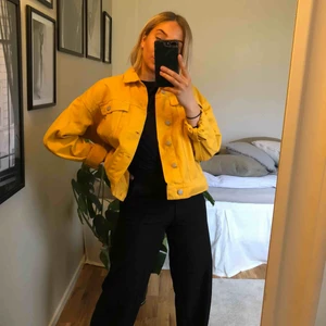  - Skitcool jeansjacka från Weekday. Den är i storlek XS men väldigt oversized!! Köpare står för frakt 💛💛
