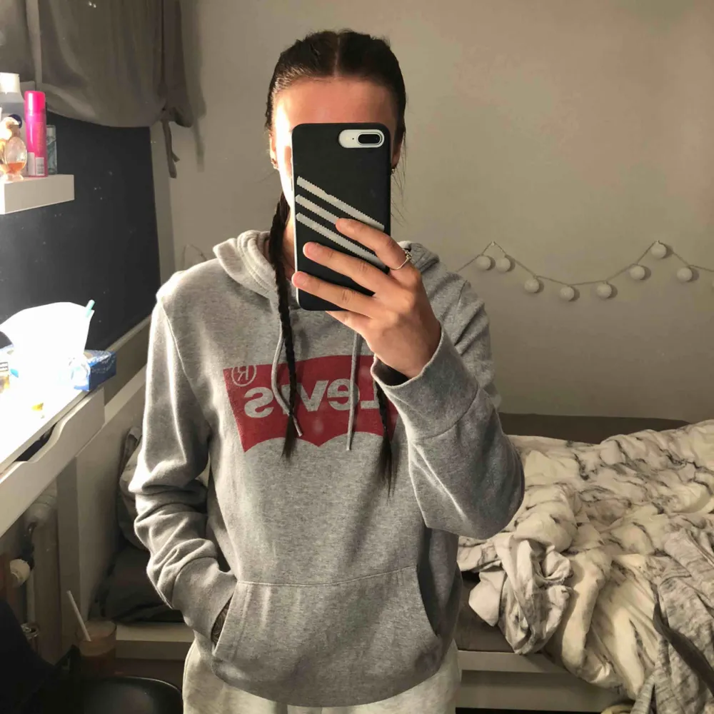 Levis hoodie i storlek S, sparsamt använd, 250kr frakt inräknad. Hoodies.