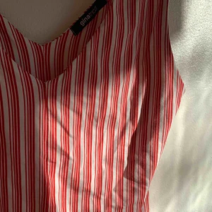  - En fin somrig body ifrån Gina tricot, v ringad i ryggen & framtill 🌻🌸 axelbanden är reglerbara då man kan knyta! Endast testad!