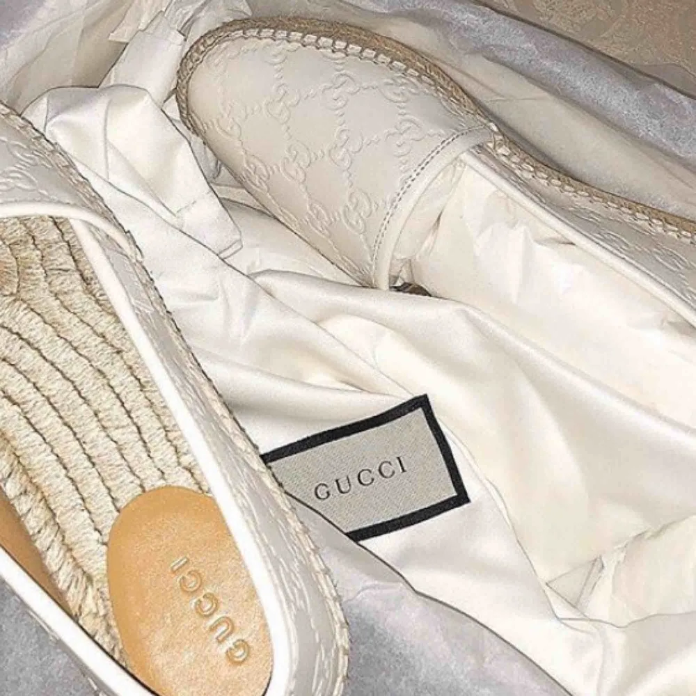  Säljer dessa Gucci espadrilles i storlek 37 , kvitto samt dustbag med följer. Finns i Södertälje köpta för 4200kr säljs för 3000kr då dem är nästan som nya , kan postas.. Skor.