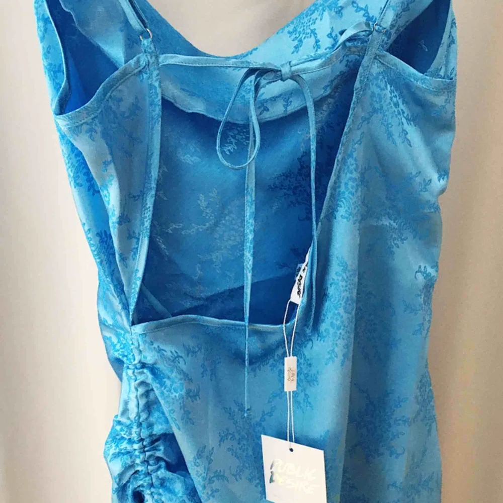 Otroligt vacker blå sidenklänning köpt på ASOS! Storleken är 40 men den är liten i storlek så skulle säga 38. Går att hämta i Stockholm annars står köparen för frakt. . Klänningar.