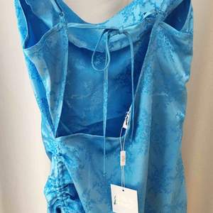 Otroligt vacker blå sidenklänning köpt på ASOS! Storleken är 40 men den är liten i storlek så skulle säga 38. Går att hämta i Stockholm annars står köparen för frakt. 