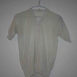  - Vintage kortärmad stickad ”t-shirt”, super söt men har två snarlika. Den är så gammal att både storlek och märke har försvunnit. Bra skick!