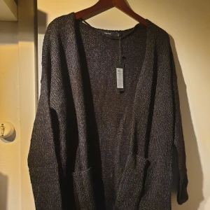 Stickad kofta från Vera Mod - Endast provad, orginalpris 199kr. Kan skicka, köparen står för frakt