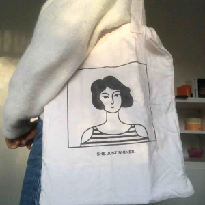  - En tygpåse jag köpte. Har inte kommit till användning. Är i bra skick Köparen står för frakten <3