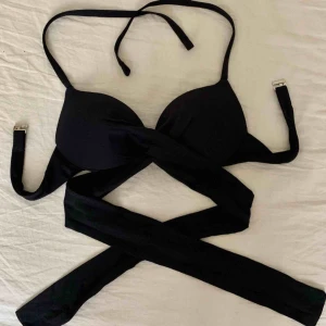  - Jätte fina bikini överdelar❤️ Säljes pga För små (Svarta överdelen kostar 100, som tidigare kostat 400)