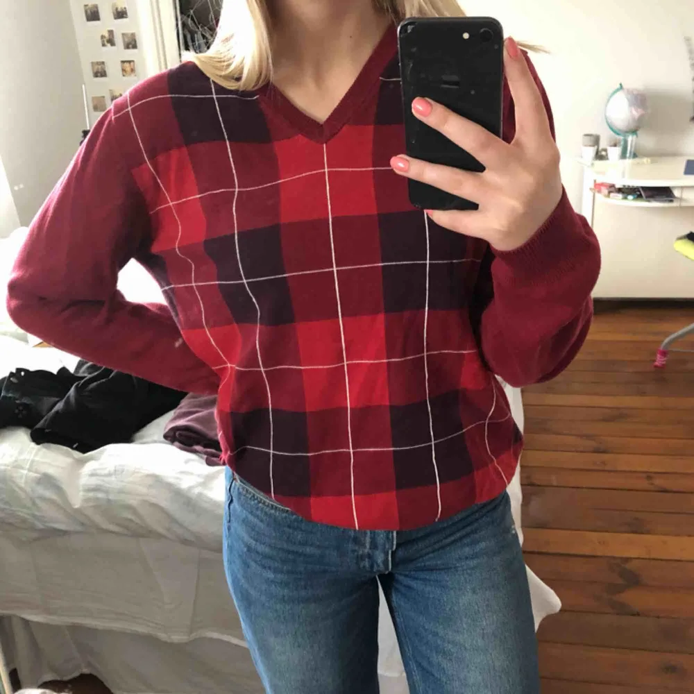 Skön stickad tröja i herrmodell som passar till typ allt! Köpt secondhand men insett att rött inte är min färg, så behöver en ny ägare som kan ge den kärlek den förtjänar. Inkl frakt. Neuletakit & Villapaidat.