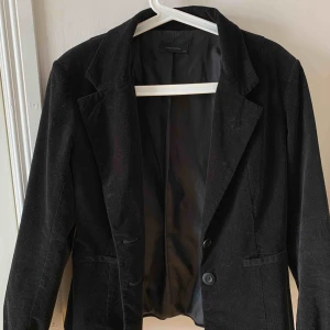  - Svart kavaj från Vero moda i Manchester. Frakt 60kr