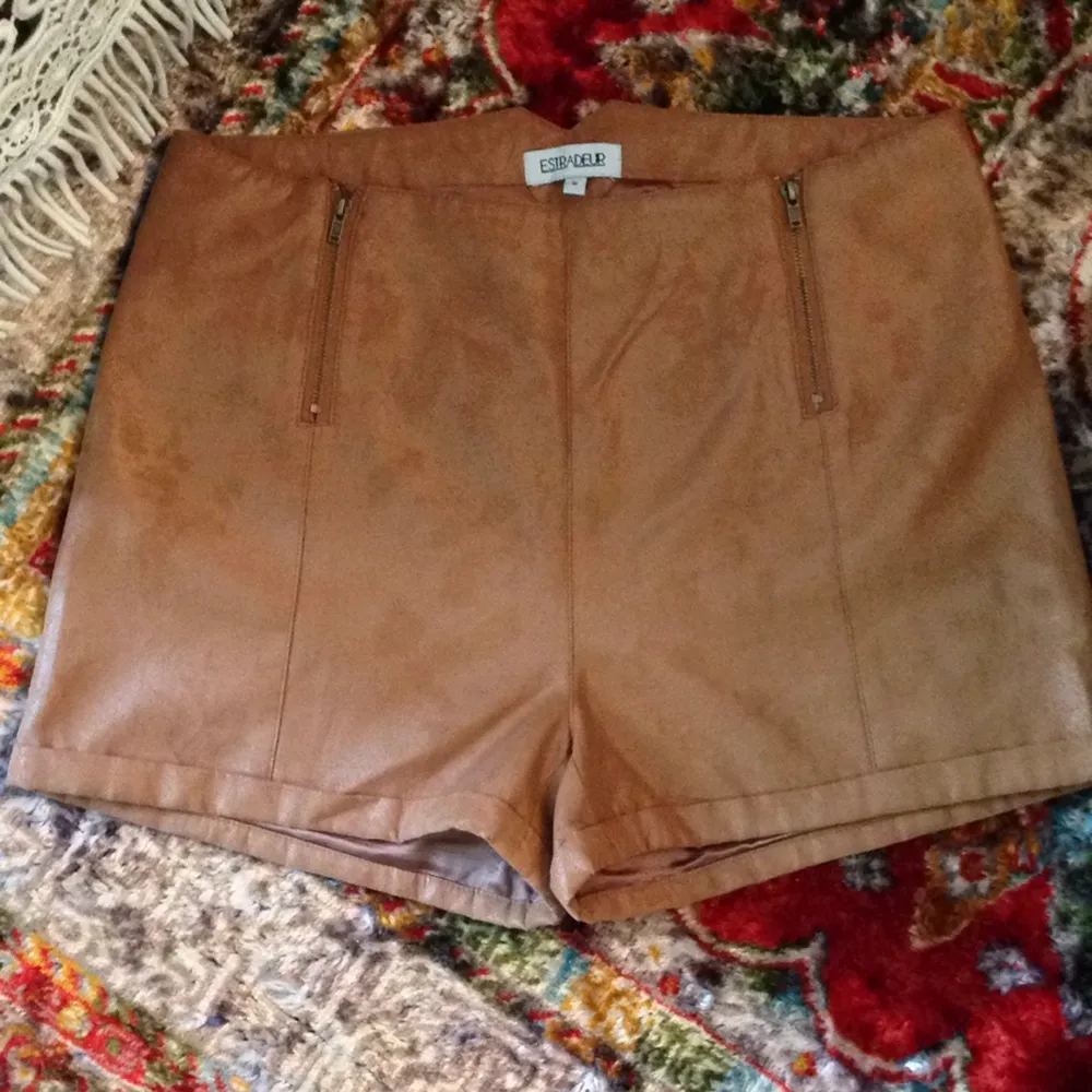 Imiterad-mocka-shorts (100% polyester) från estradeur, köpta på Nelly.com.
Aldrig använda! 

. Shorts.