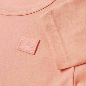  - Acne Studios Nash L Face i Pale Pink. Långärmad t-shirt, lite oversized modell. Kan skicka fler bilder vid intresse. Priset går att diskutera men säljer inte för lägre än 500 då nypris är runt 1300 och den är i mycket bra skick