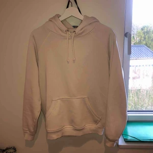  - Säljer min super fina basic elefantbens färgar hoodie, mer åt det vita håller dock! Men inte hel vit. Säljer på grund av för lite användning! 200kr ink frakt