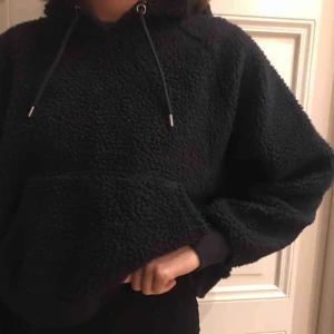  - Skön och supermysig hoodie från Monki. Mörkblå med en luva där bak. Sitter jätteskönt !  Möts upp på Norrmalm eller TC. Annars betalar köparen frakt💖