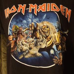 Iron Maiden t-shirt. Märkt XL. Mer som en M Mått mätt rakt över  Längd 63 cm Armhåla till armhåla 52 cm Midja 49 cm  130:- plus frakt 44:- (alt. Spårbart 63:-)