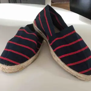 Espadrillos från Biarritz i Frankrike, fint skick, luftiga sommarskor. Möts upp i Stockholm, annars står köparen för frakten. 