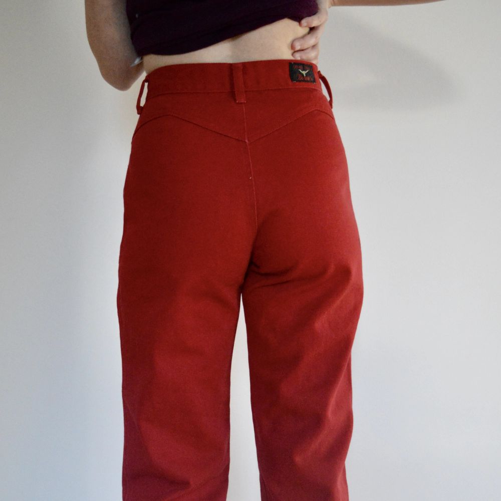 + 50kr frakt! Röda vintage jeans, de har väldigt djupa framfickor och är långa. Sitter jätte skönt i midjan! Skriv om du har frågor! 👖. Jeans & Byxor.