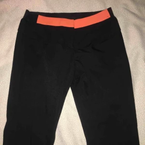  - Svarta kostym byxor från Louis Vuitton som har en orange design på framsidan och är ett elastisk band runt höfterna (mid waist). Står inte storleken på byxorna men skulle nog säga det passar XS-S bäst. Priset går att diskuteras :)