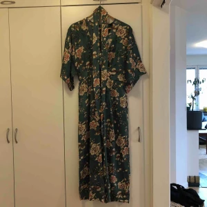  - Byxdress från Boohoo i S, men sitter jättefint på en M också. Tillhörande ”midje-sjal” som jag använt både i midjan och som hårband.  Använd tre gånger och i toppskick 🌻  Möts upp eller så betalar köparen frakt. 