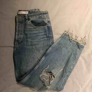 Tidlösa, snygga jeans med moderna slitningar. Köpta från asos men var tyvärr för små för mig...  storlek: 28 i midjan & 30 i längd. Skulle säga att de passar dig som är en S/M Köparen står för frakt🌻