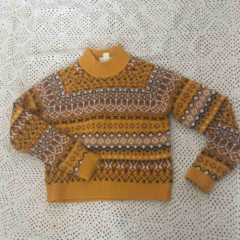 Mysig stickad tröja från Monki. Lite 70-tals inspirerad i färgerna :) . Stickat.