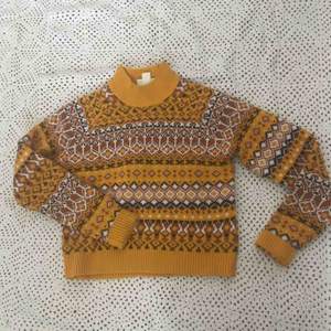 Mysig stickad tröja från Monki. Lite 70-tals inspirerad i färgerna :) 