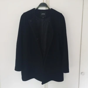  - Jättefin höstkappa från monki! 
Sparsamt använd och ser helt ny ut! 

Dubbelknäppning. Jättefin både stängd och öppen. 
Slutar en bit nedanför rumpan på mig som är 164. 
53% polyester 35% ull 12% polyamid. 

Skickas mot en frakt på 70kr 