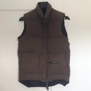 - Klassiska Canada Goose västen ! På bilden ser den brun ut men är mörkgrön :) sparsamt använd ! ord.pris 2000kr 
