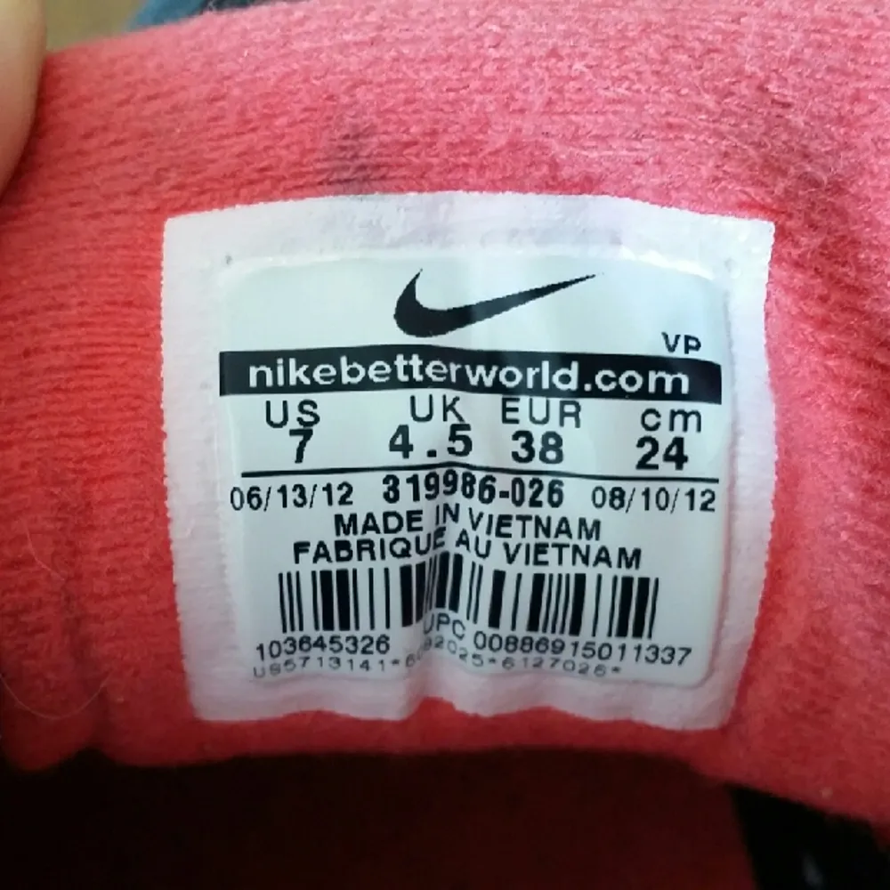 Superfina Nike i tyg/mocka med leoparddetaljer. Mycket sparsamt använda, lite slitage inuti skon då det rosa tyget färgats lite av strumpor och jeans. Inköpta i New York hösten 2012. Säljes pga av för liten storlek. . Skor.
