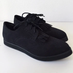  - Asballa skor från hm. Använt endast en gång. Mockaliknande material. Väldigt lätta och bekväma! Frakt 40kr 👊🏻

*Kolla gärna in min profil. Stor garderobsrensning och sänkt pris på många plagg!*