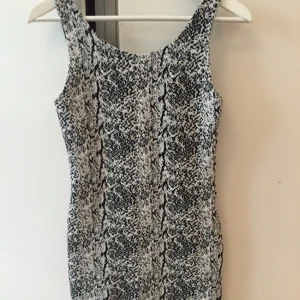  - Figurnära klänning i storlek 38. Aldrig använd