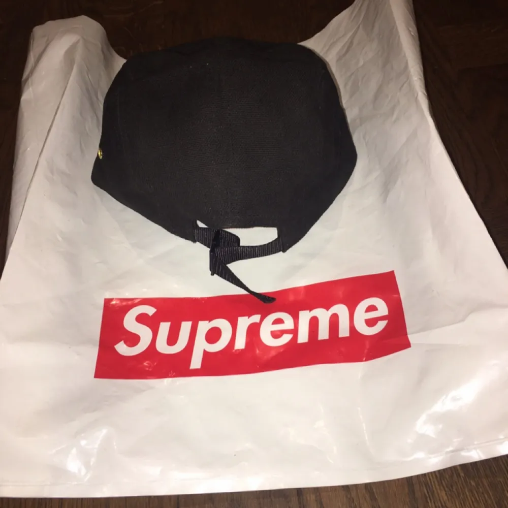 Supreme 5-panel keps i svart grovt tyg. 
Inköpt i Supreme butiken i London.
Använd ett fåtal gånger.
Skriv vid frågor. Accessoarer.