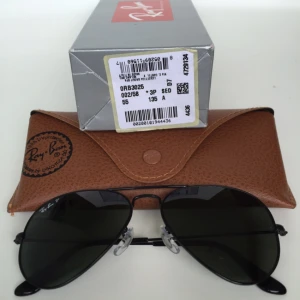  - Säljer mina knappt använda Rayban RB3025 002/58 solglasögon med polariserat glas-supersköna att se igenom i starkt solljus! Snygga, svarta med mörkt grönt glas. Blev inspirerad av SincerelyJules, men dom passar inte mitt ansikte. Äkta såklart, och utan några defekter. Inköpta från Iloveeyewear. Om du söker efter fler bilder hos dom så är deras artikelnr 6430808. Betalade 1800:- 2014, och priset är detsamma på nätet idag. 