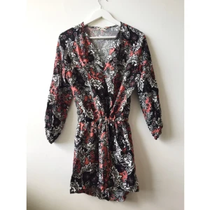  - Passar även 36 (som jag). Skön och luftig jumpsuit med urringning, kortare ärmar, snöre i midjan och fickor. Knappt använd. 