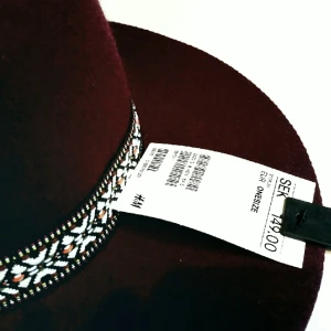  - vinröd fedora från H&M, lappar kvar