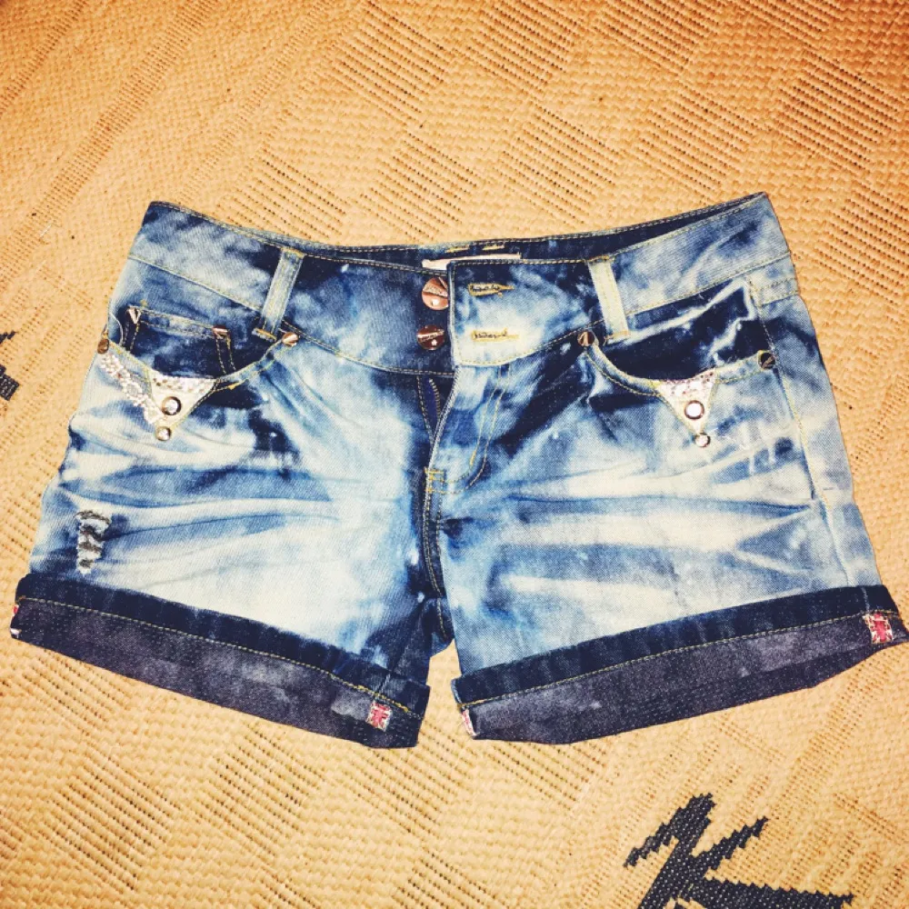 Snygga jeans shorts! Har använt en gång förut. Mycket bra kvalitet. Nu är det för liten för mig.  Frakt 50kr. Swish eller mötas upp i Strängnäs.. Shorts.