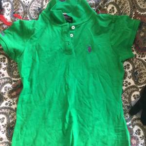 Äkta Polo Pike tröja i grön färg, jättefin passform, smickrande. Köpt i New York.

Nypris 699 kr. 
Använd 1 ggn.

Passar S-M, 36-38 typ.