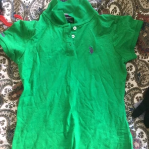  - Äkta Polo Pike tröja i grön färg, jättefin passform, smickrande. Köpt i New York.  Nypris 699 kr.  Använd 1 ggn.  Passar S-M, 36-38 typ.