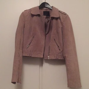  - Lyxig kort mockajacka i bikermodell från Vero Moda. Endast använd ett 2-3 gånger och är precis som ny. Har två små fickor på utsidan. Skickar fler bilder om så önskas.
