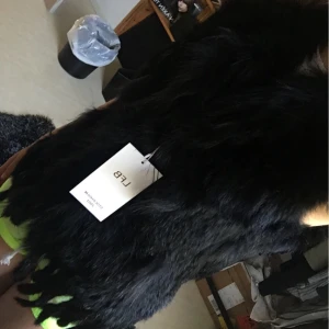  - säljer en pälsväst från märket LFB, ordinarie pris är 1899. Den är svart och helt ny med prislapp. Säljer pga att jag inte bär päls egentligen och den bara ligger i min garderob, vill att den kommer till någon användning av någon annan! Priset kan dirskuter