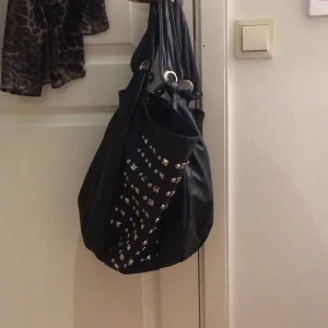  - Handväska inte det bästa skicket men fungerar fint ändå!
