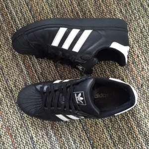  - Herrskor äkta adidas superstar
Svart/Vit
Size 42